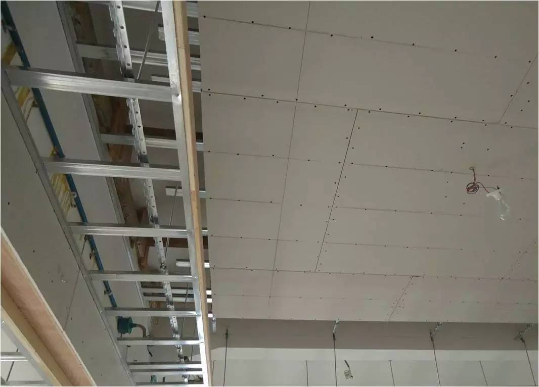 轻钢龙骨吊顶与木龙骨吊顶贵多少,装潢吊顶用木龙骨好还是轻钢龙骨