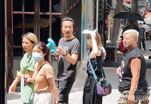 “港圈太子爷”街上收破烂，一天只赚60块！