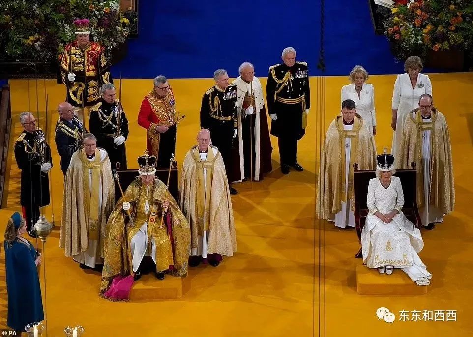 卡米拉二次加冕,卡米拉戴王冠太激动