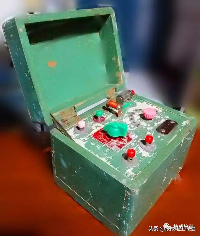 70年代红波六管便携收音机拆解,老矿石收音机电路图