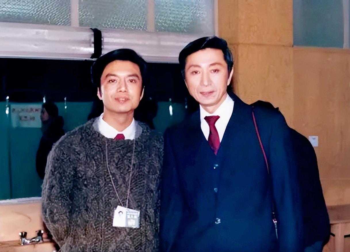 薛飞：34岁辞职央视，出国摆地摊，43岁回国教书，儿子是他的骄傲