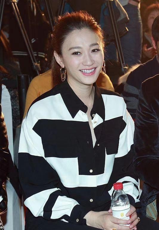 李小冉和蒋雯丽对话,42岁李小冉惊艳亮相