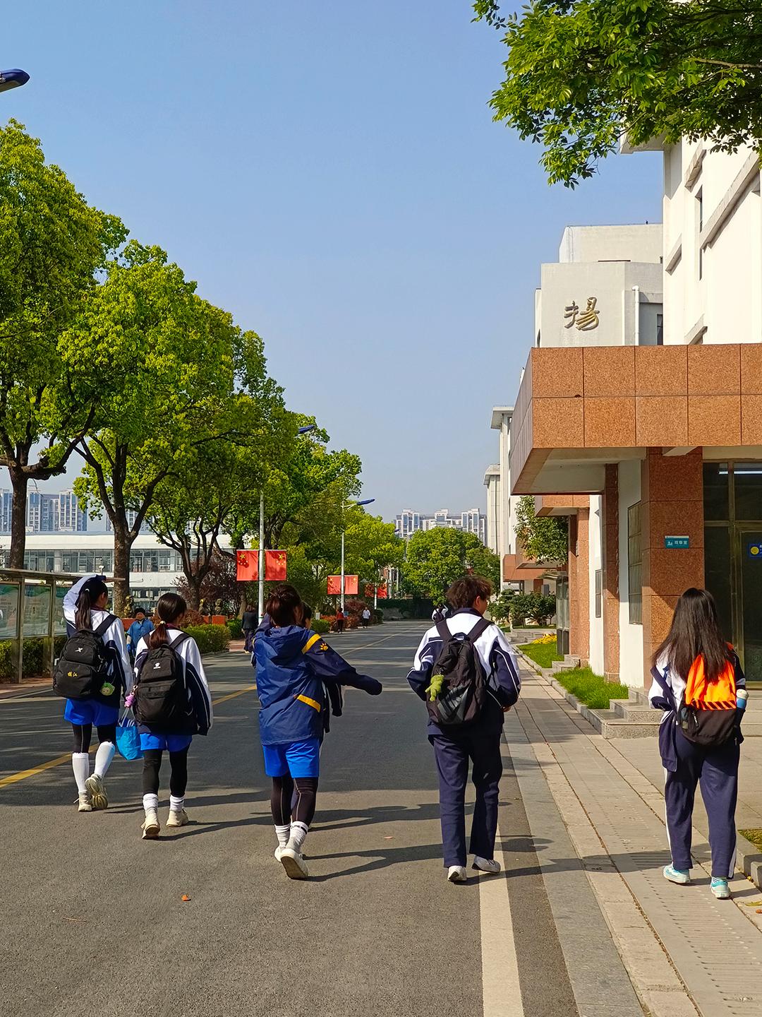 校友再回学校,丹阳六中校友