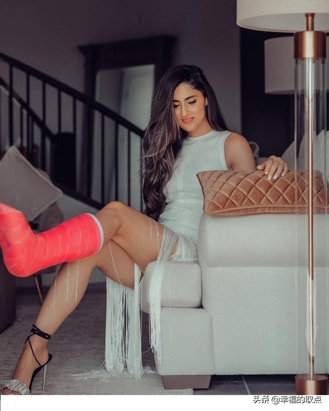 印度女星希瓦尼·雷纳，身材匀称性感妖娆，穿出时尚名媛风格