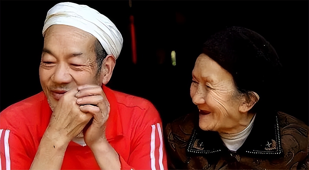 漂亮寡妇偷吃“*果禁**”，携19岁小伙隐居深山50年，创造了人间奇迹