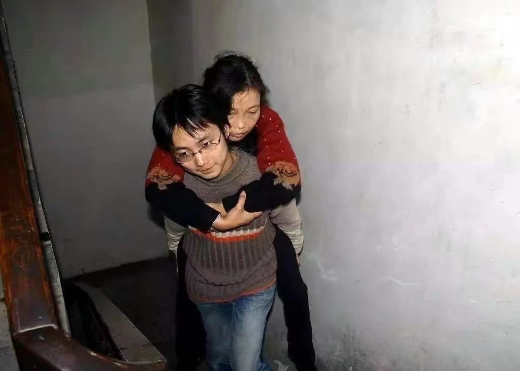 变性人刘婷纹眉毛,变性人刘婷隆胸手术