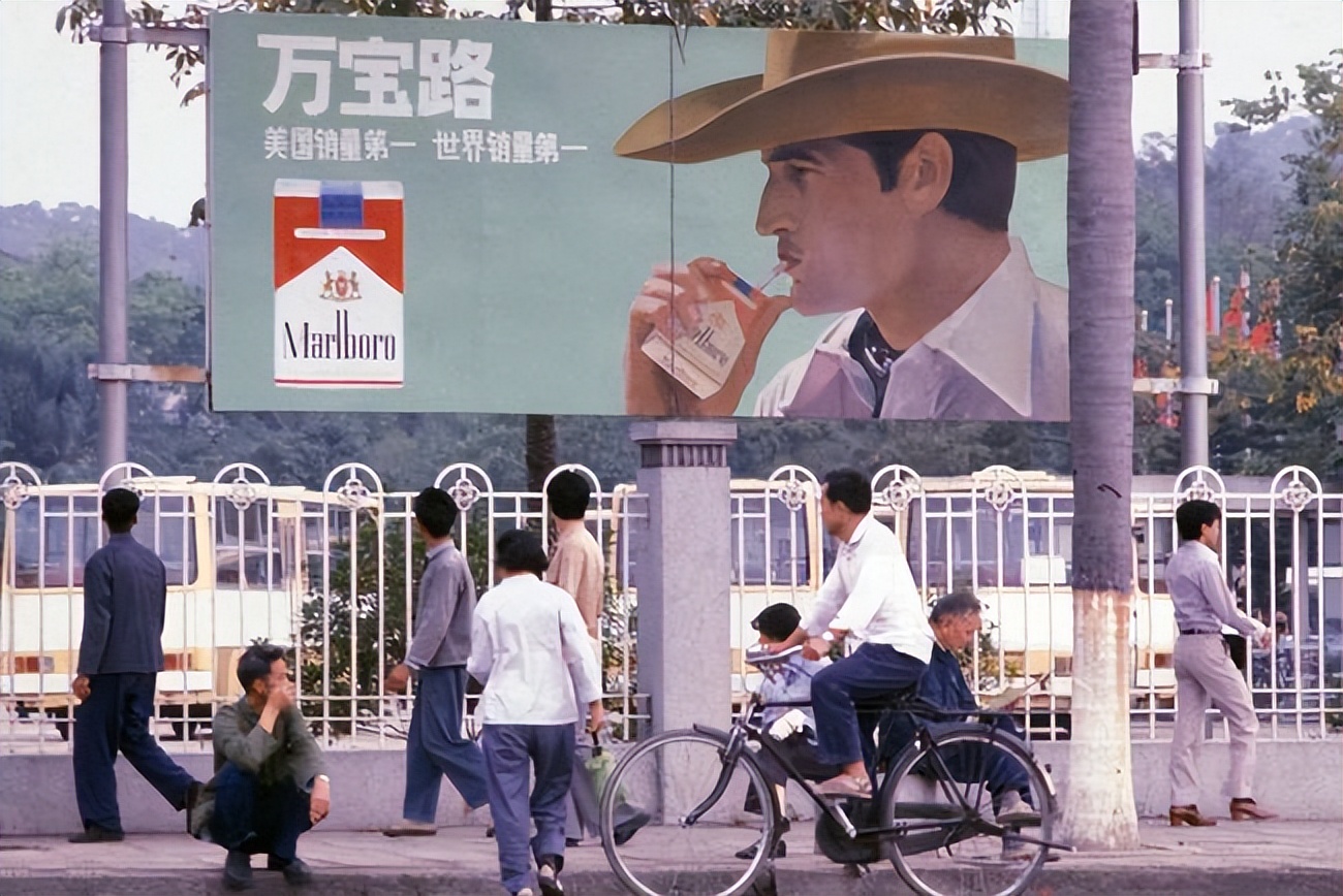 八九十年代的街头标语，大型广告牌的生动形象布满了各大城市