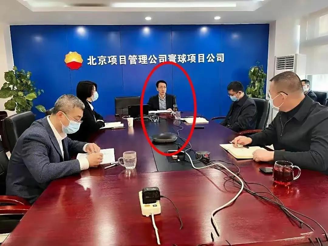 直播国企领导与小三出轨逛街被拍，天价*养包**的小三身材果然火辣！