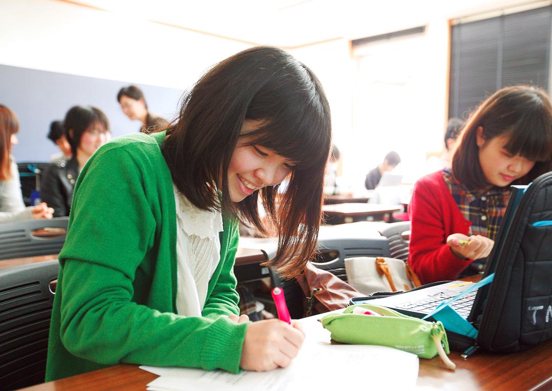 封校被封在寝室的女大学生,封校的女大学生宿舍