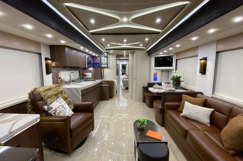 双层超豪华顶级房车旅行生活,最豪华房车和最简陋房车