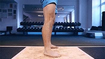 健身教练辅助女学员深蹲,辅助深蹲150kg女学员