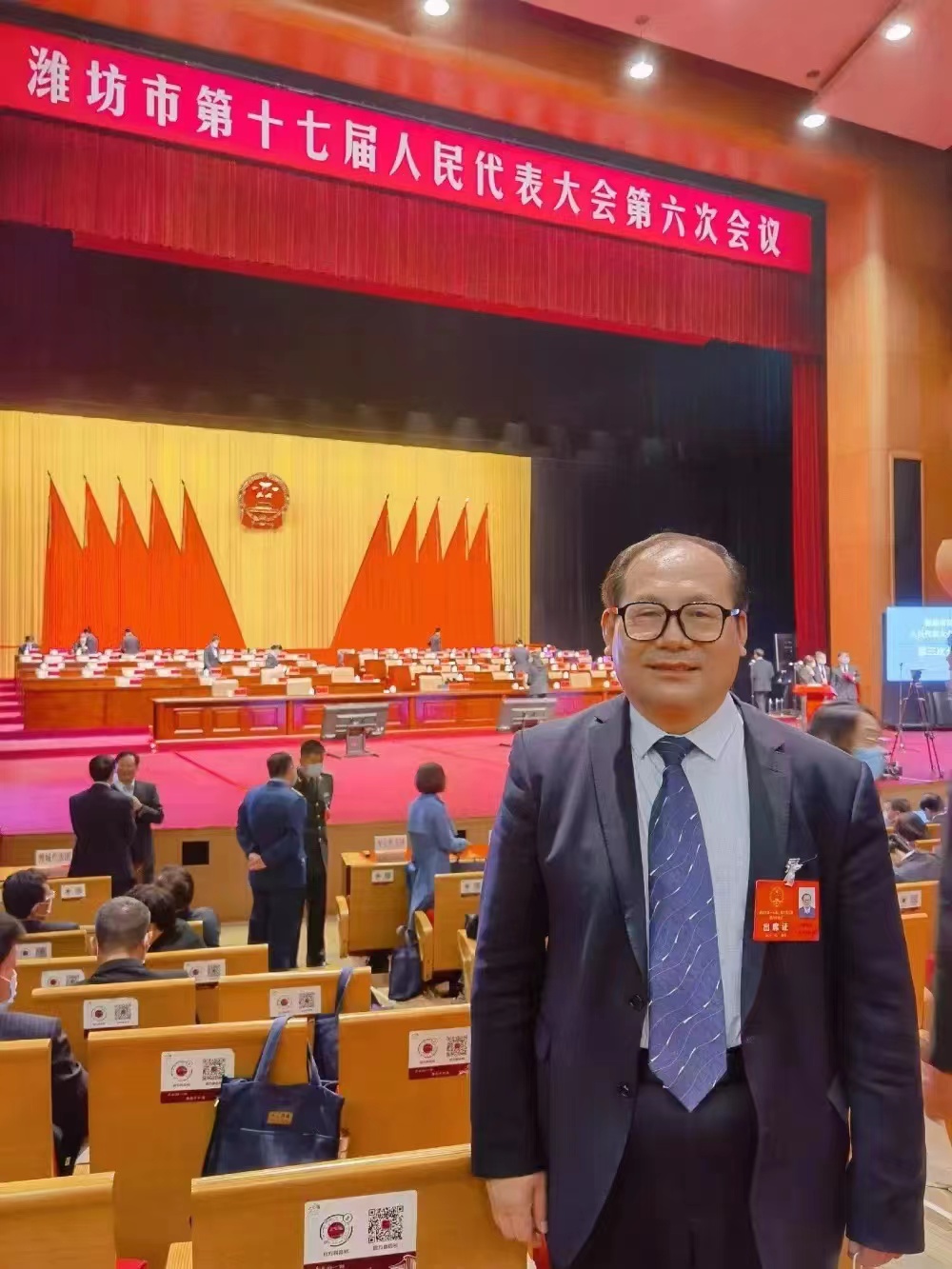 身先士卒作表率履职尽责当先锋,以身作则当先锋履职尽责