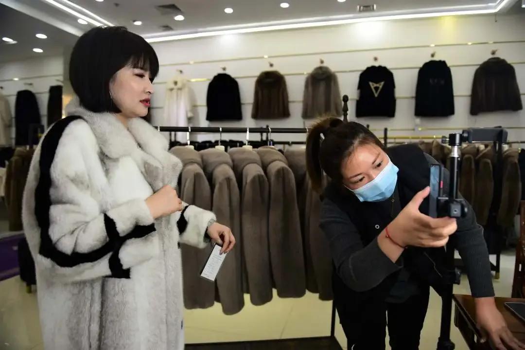 为什么裘皮大衣穿的人少了,为什么现在貂皮大衣便宜