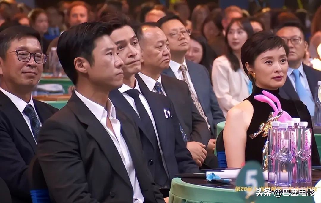 赵丽颖眼睛发炎上台领奖侧面照片,赵丽颖领奖神图高清照片