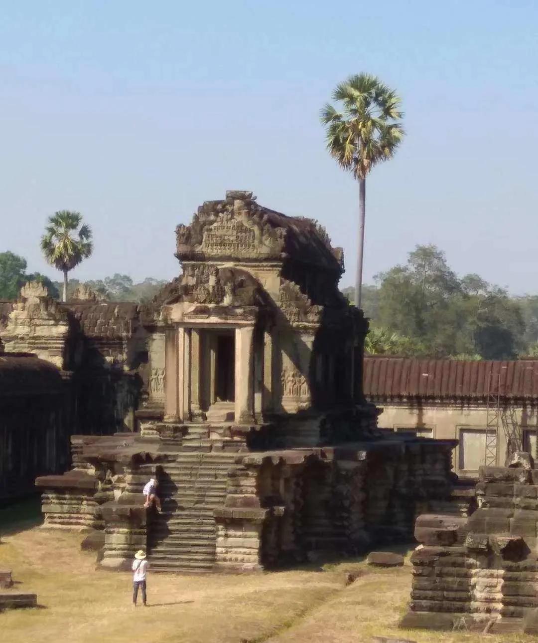 阴森森与金碧辉煌