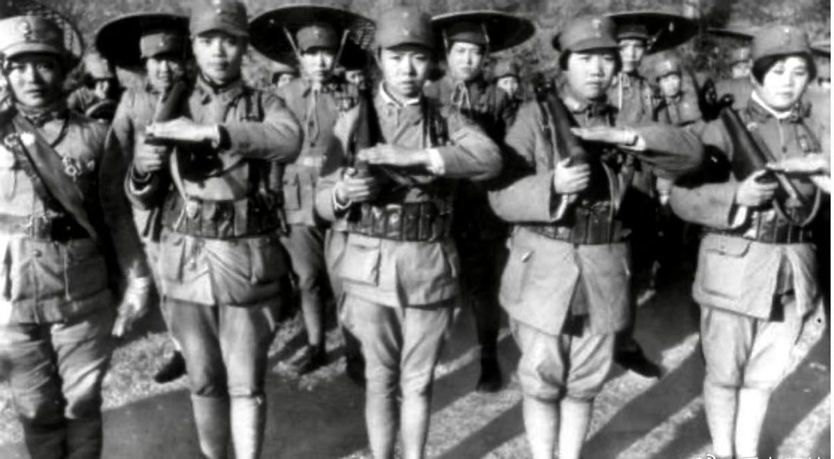 晚清真实老照片:花楼女子媚态百出,溥仪的乳娘丰乳肥臀!