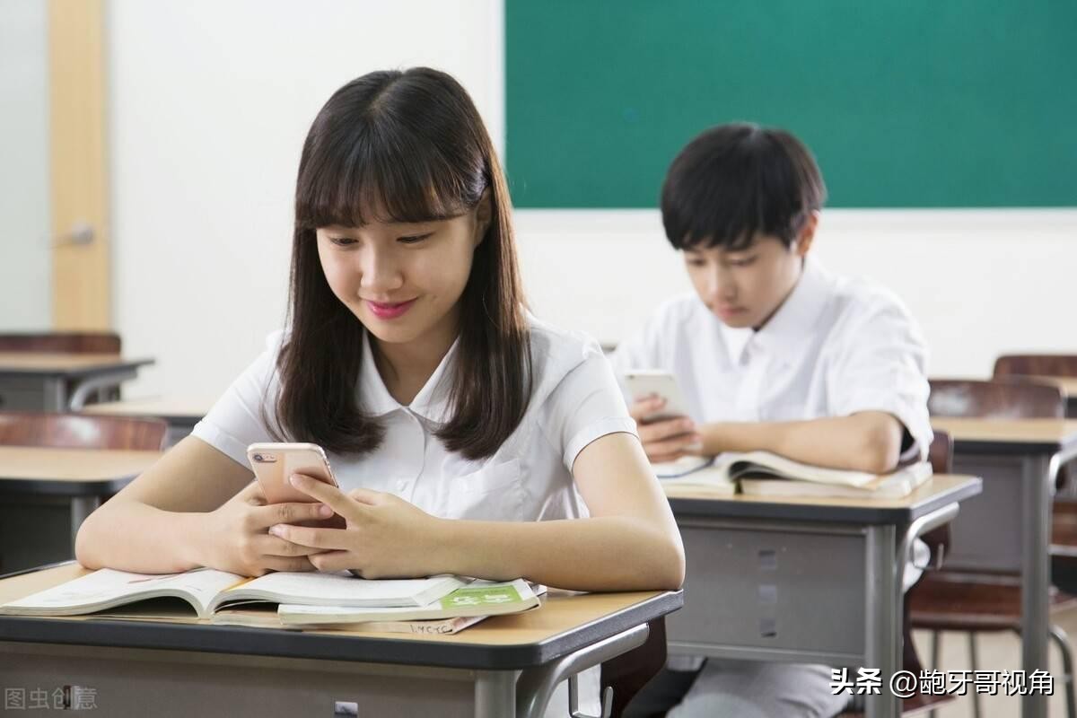 贵阳某中学把20余部学生手机泡水引热议，学校这样处置是否得当