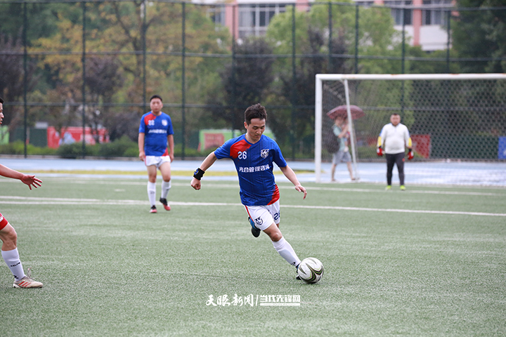 “足球爱好者”蒋照俊：城市运动空间越来越多幸福感满满|这10年，我与贵州共成长