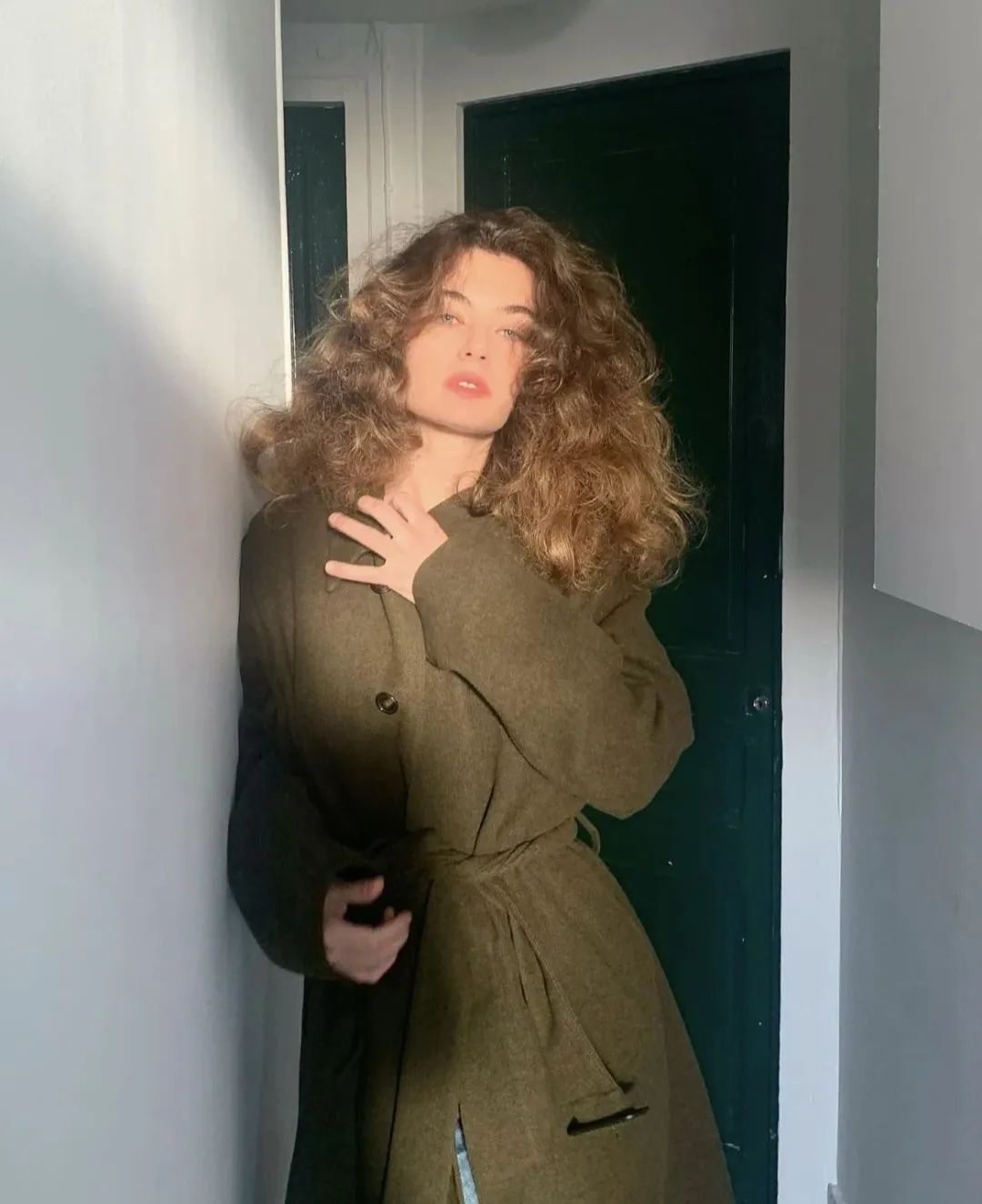 穿白t配什么发型好看,选对发型怎么穿都美炸天