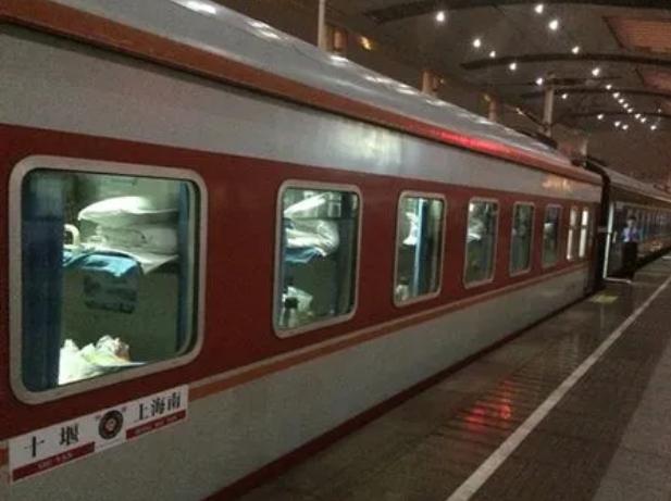 女乘客腹痛难忍,列车女子腹痛