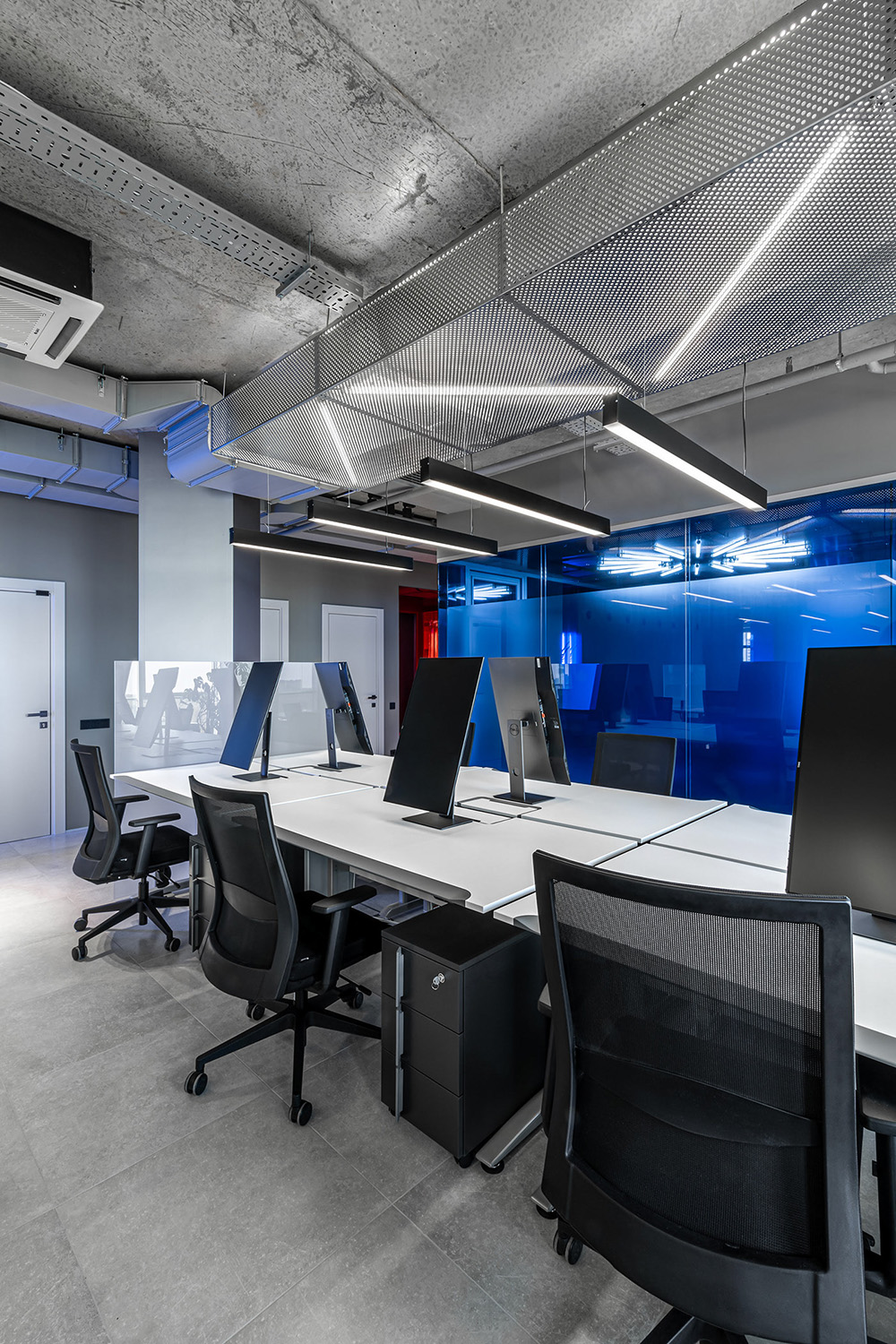 红蓝渐变手机游戏开发公司基辅办公设计欣赏