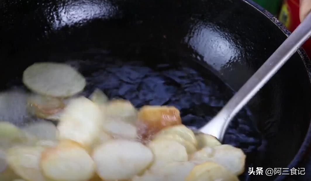 在家里也能做好吃的薯片,薯片做法赶紧学起来吧