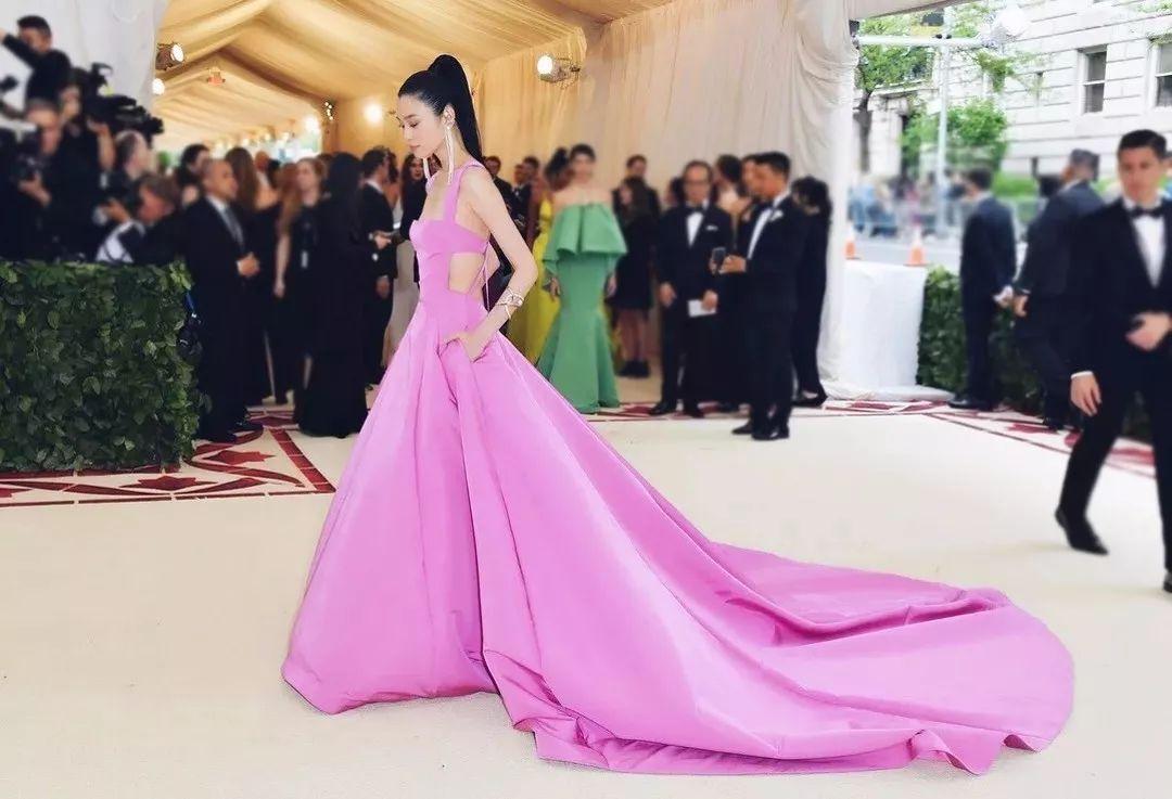 奚梦瑶：母凭子贵嫁豪门，与窦骁绯闻惹争议，她能否坐稳贵妃之路