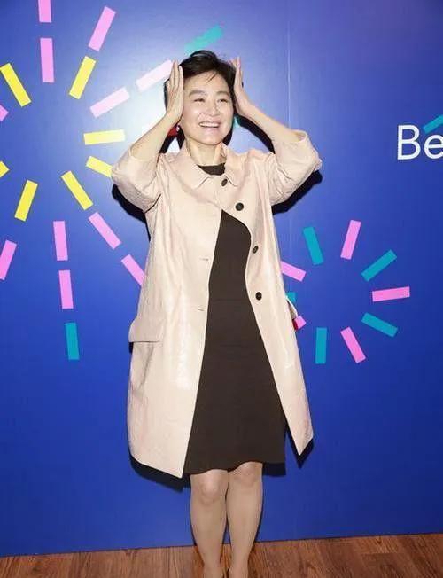 “内衣门”68岁的林青霞疑没穿内衣遭讽刺，对女神要求太苛刻了！