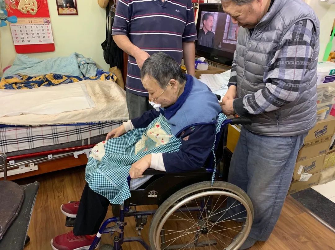 给老人洗澡一年没洗,为老人洗一次澡