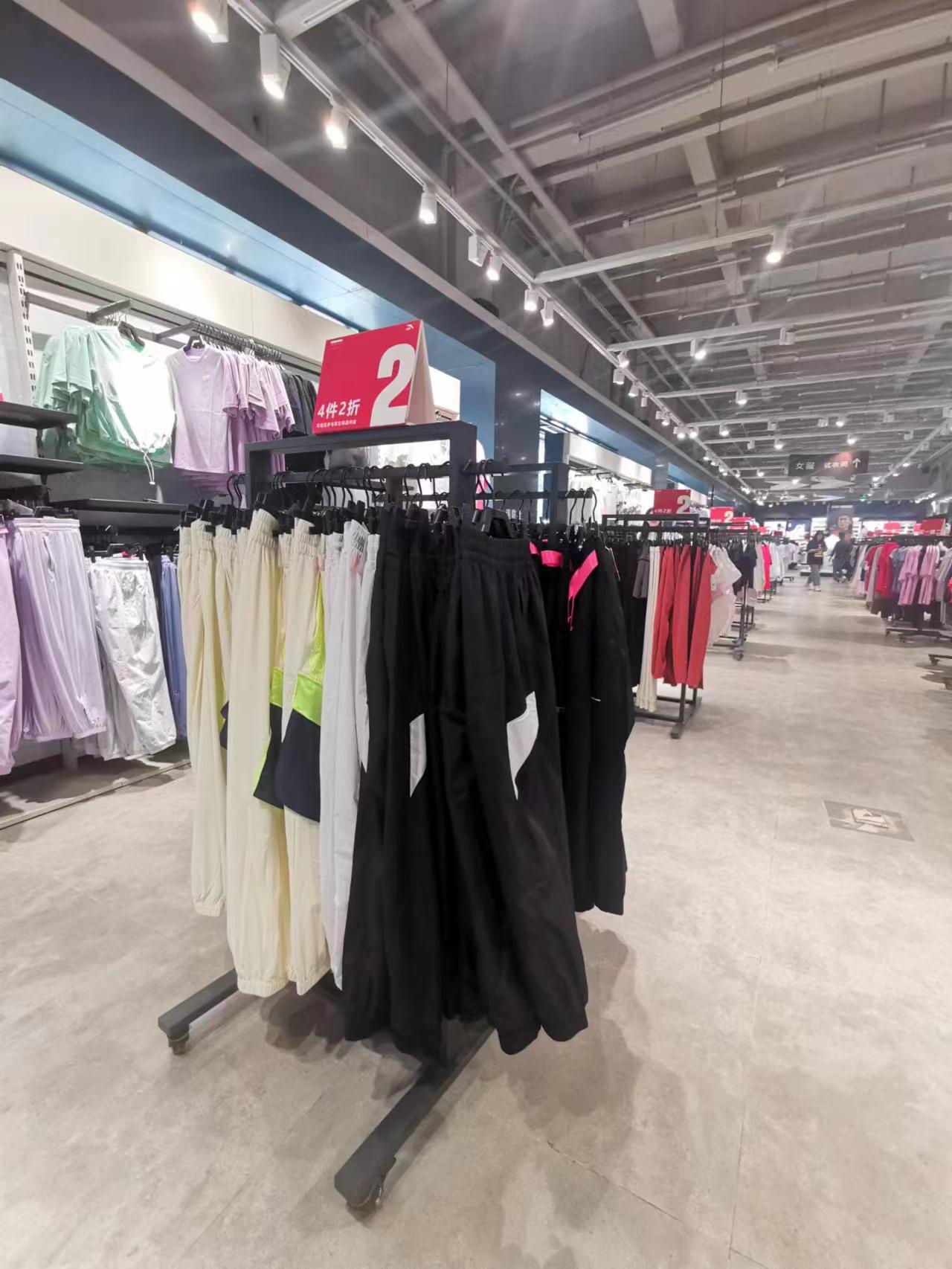 疫后的运动鞋服品牌折扣力度有多强？我们南下晋江探访安踏工厂店