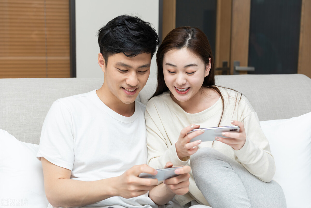 眼睛肿了，还有黄色的液体伴着血液流出来，究竟是怎么回事？