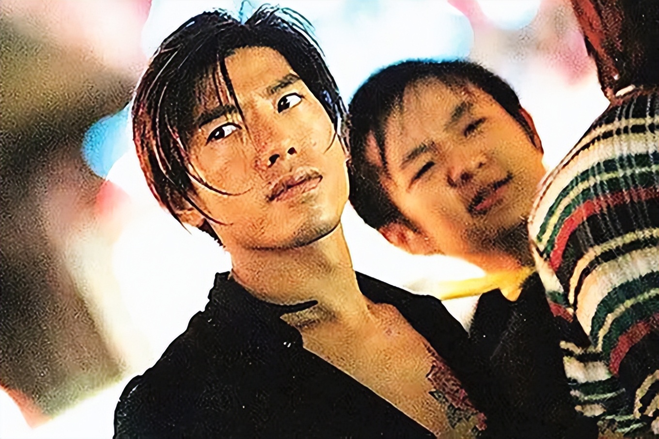 59岁张耀扬自驾游澳门！须发皆白仍有型，边骑单车边玩手机引担忧