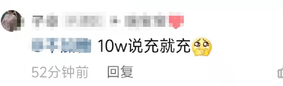 何猷君来武汉吃饭,何猷君路边和辣妹吃夜宵