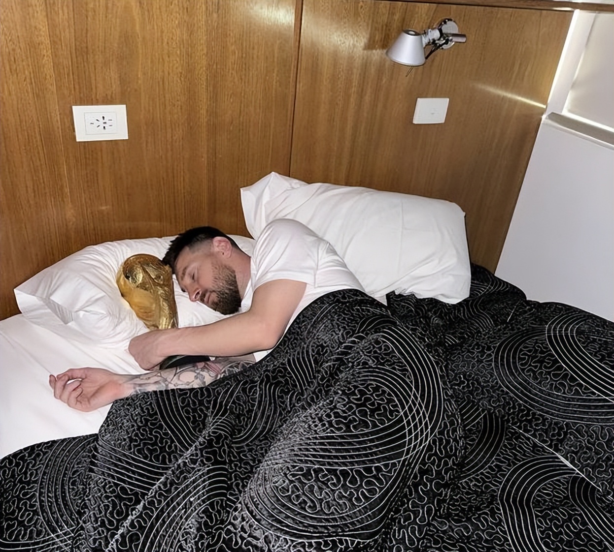 卡塔尔世界杯梅西夺冠瞬间,卡塔尔世界杯梅西封神之路