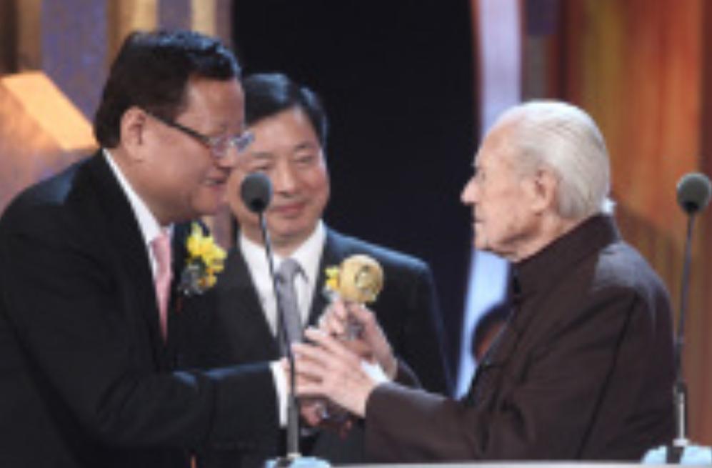 娶中国女演员，奋斗16年终入中国籍的沙博理，直言：我的根在中国