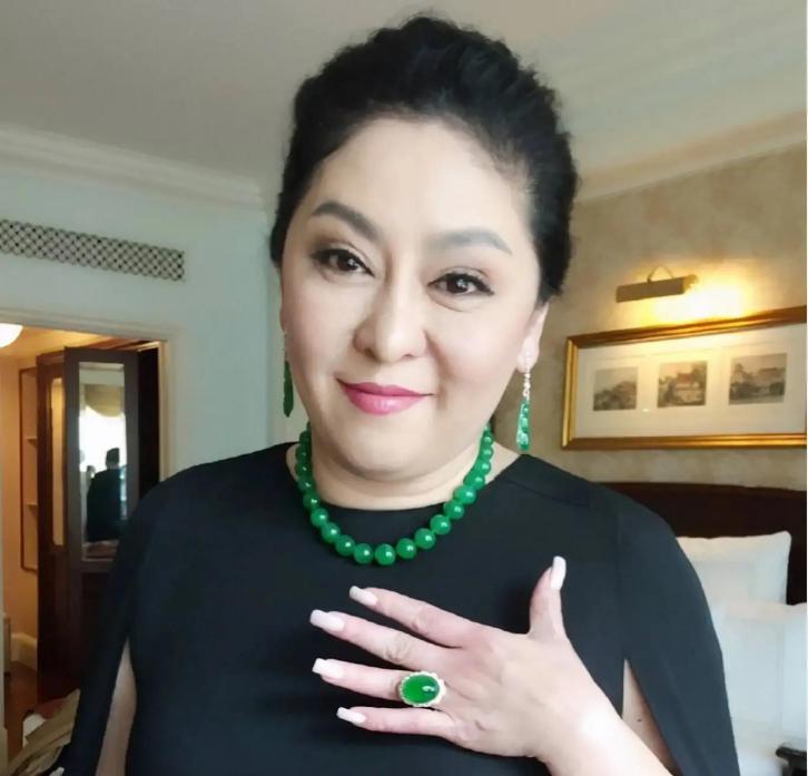 内涵张兰母子、产品一个也不熟，难怪向太陈岚的直播会“翻车”