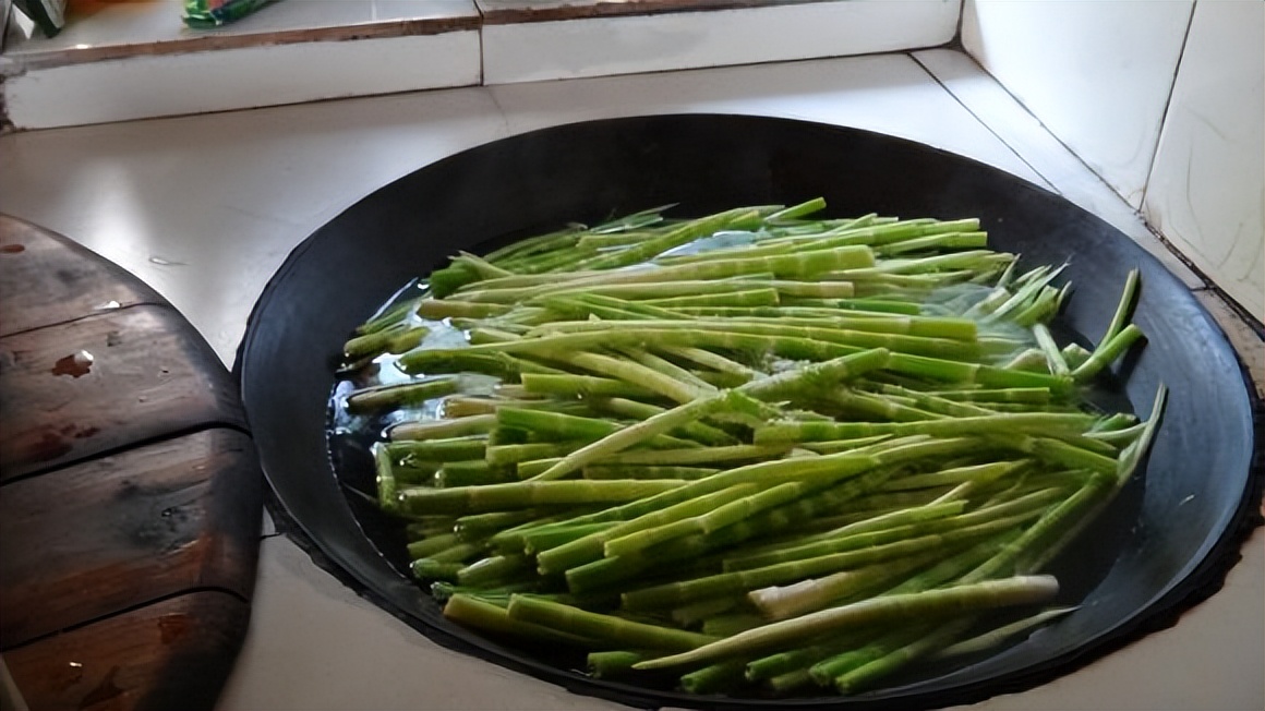 山民教剥竹笋只需3步轻松剥出笋,每日农经挖笋技巧视频