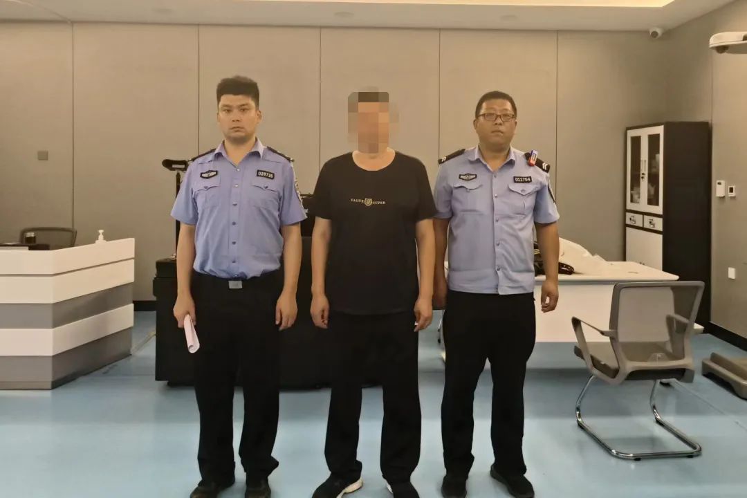 够奇葩！淄博一写字楼，男子撬门换锁住进别人家