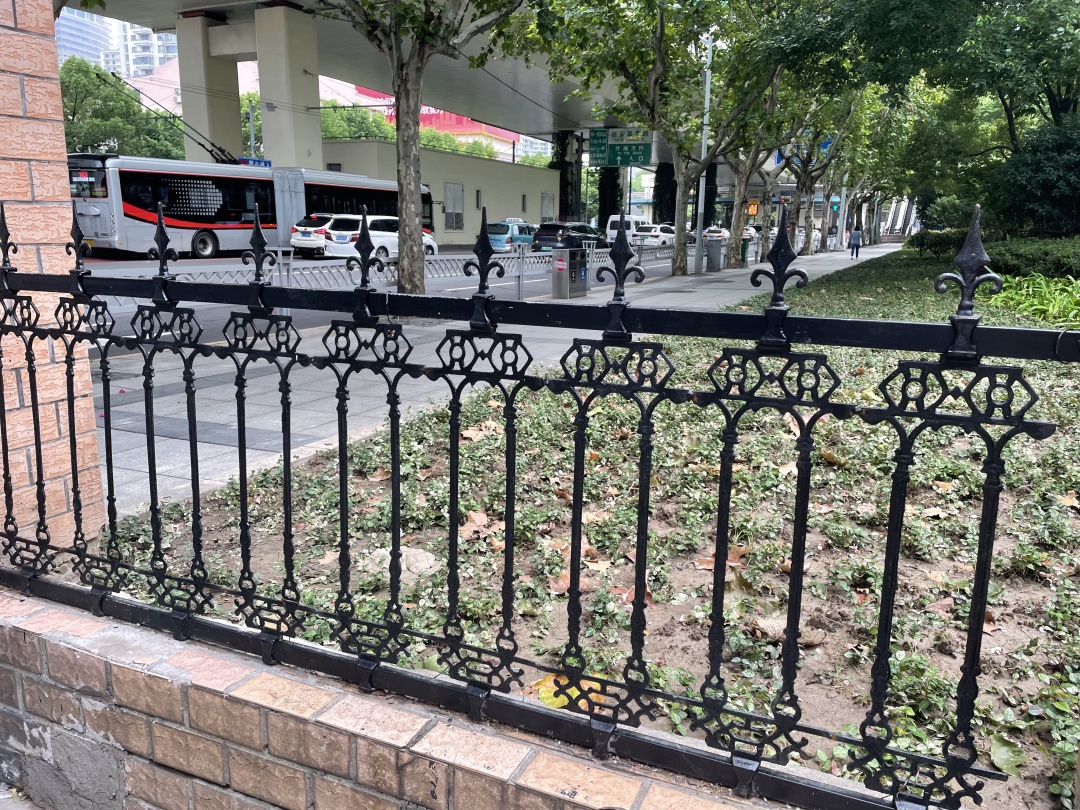 不开不开，沪上一小区边门就是不开！铤而走险，居民们“铁尖跨栏”