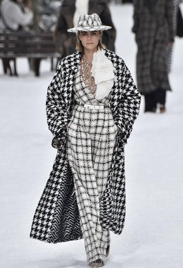 娱乐圈女星人手一件的“千鸟格大衣”，干练高质感，休闲又百搭