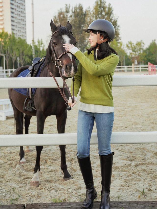 穿牛仔裤该怎么样搭配鞋,冬季不露腿日常牛仔裤穿搭推荐