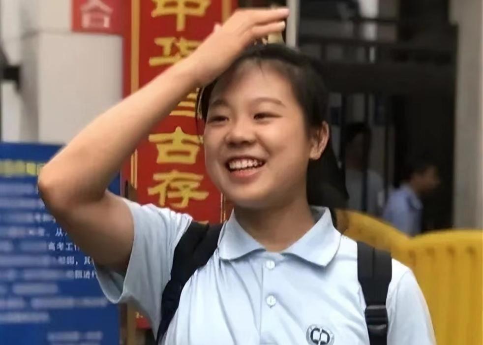 高考跳一字马女生成绩,高考第一个跑的女孩一字马