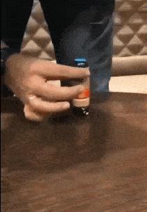 神回复：把大众车标扣下来清灰，里面藏了一个圆球，这是个啥？