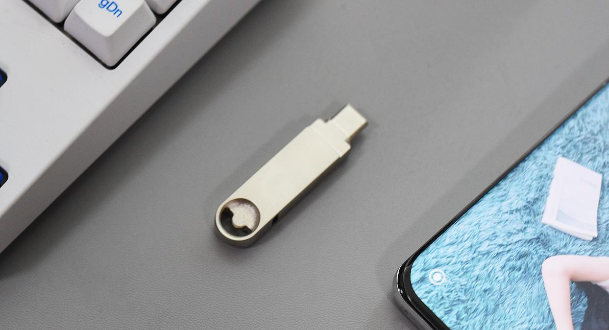 国民好物aigoU312实测，不仅传输速度给力，还是钥匙扣上的装饰品