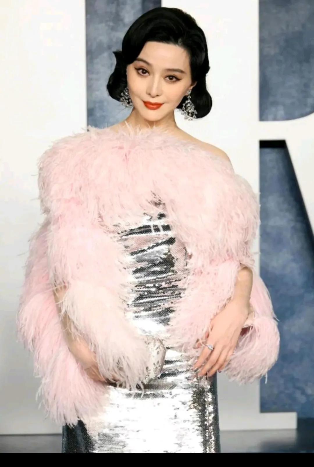 刘雯出席名利场奥斯卡派对 (刘雯奥斯卡派对造型好美)
