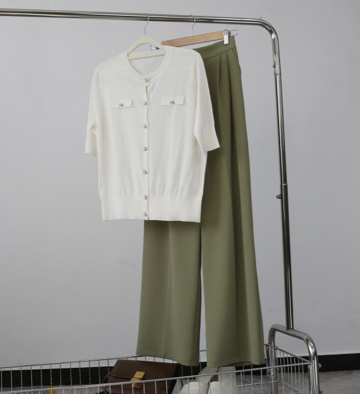 穿来穿去还是黑白配最高级,开衫薄毛衣外套时髦洋气