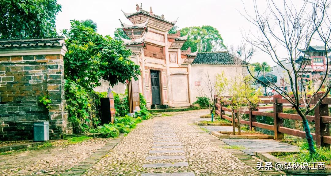一个极具历史文化底蕴的古村,这个古村风景一绝