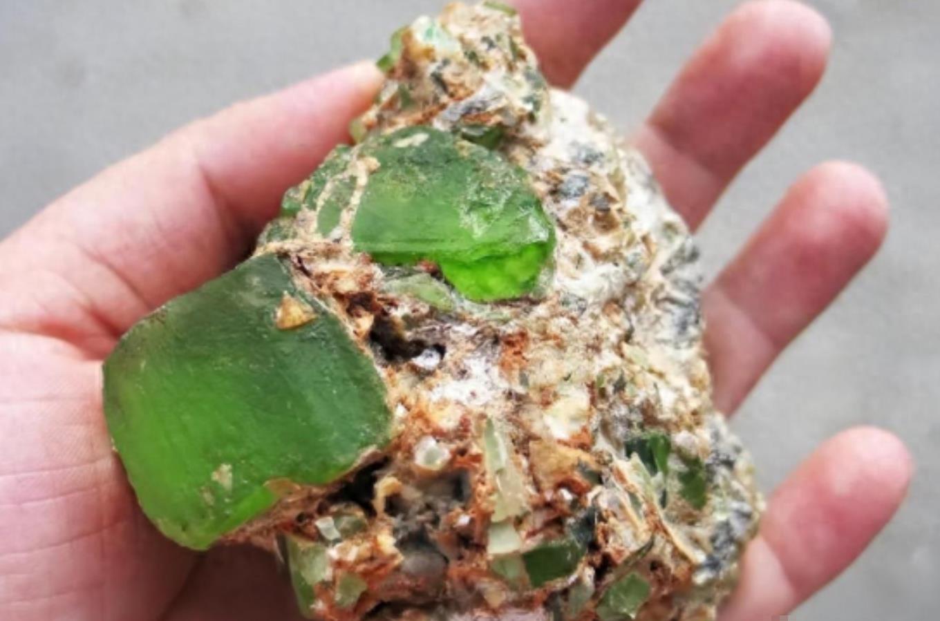 移居十年，捡到600多块河橄榄石，专家建议上交