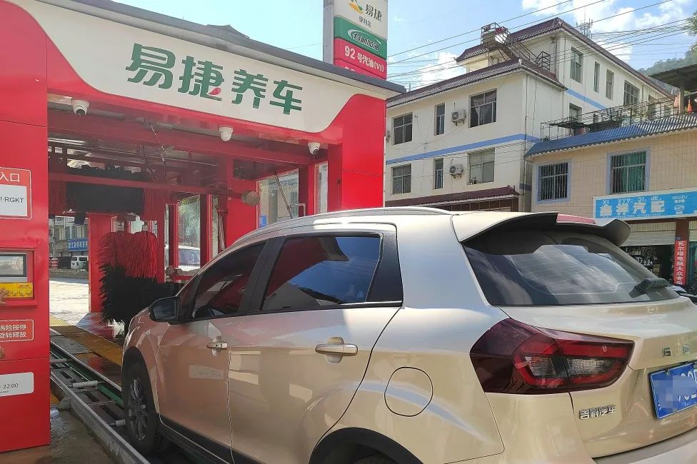 暴雨天雨水洗车,下暴雨免费洗车