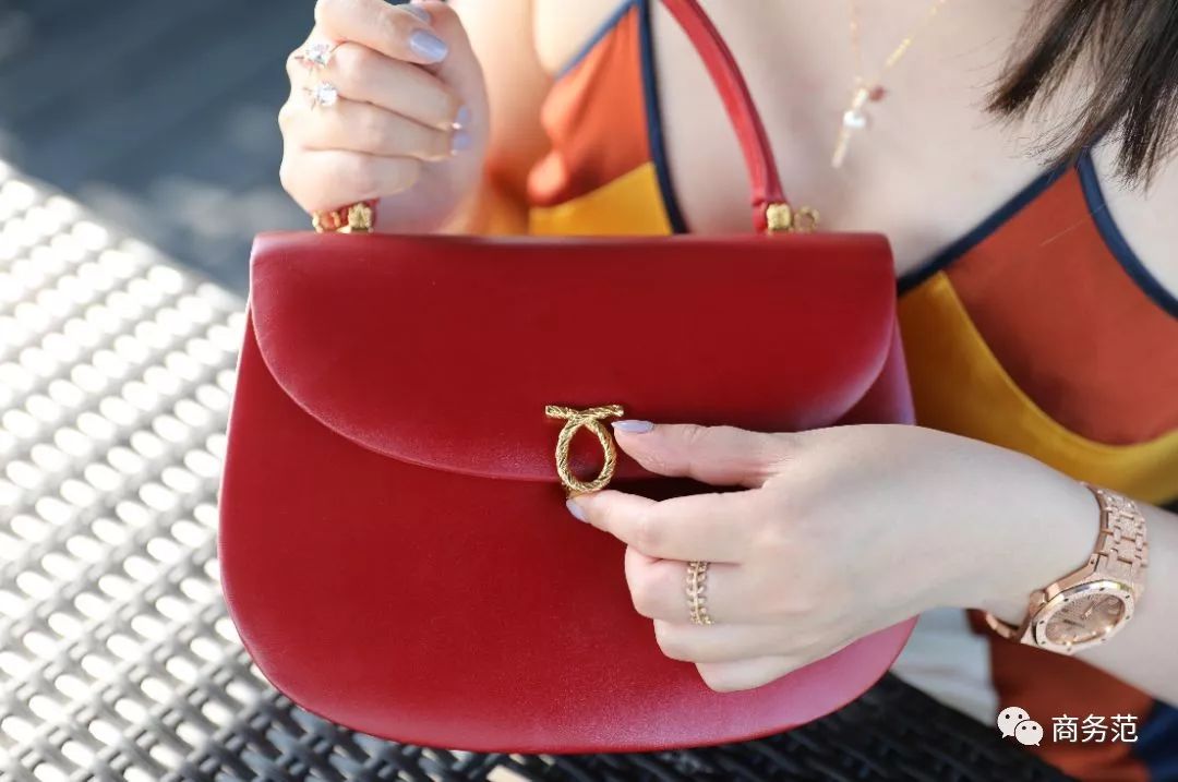 英国女王最喜欢的包包牌子,英国女王拿的包包价格